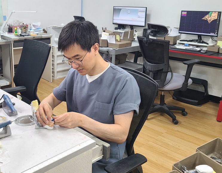 작업대에서 기공물을 다듬는 변상훈 대표소장