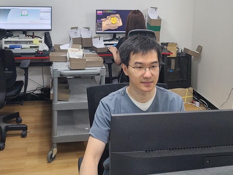 서현치과기공소 작업실에서 모니터로 보철물을 설계하는 변상훈 소장